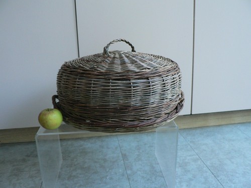 Hand woven wicker food cake - woven,